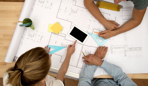 ast groupe 2019 shutterstock 700684012 reflexion plan maison couple hd min